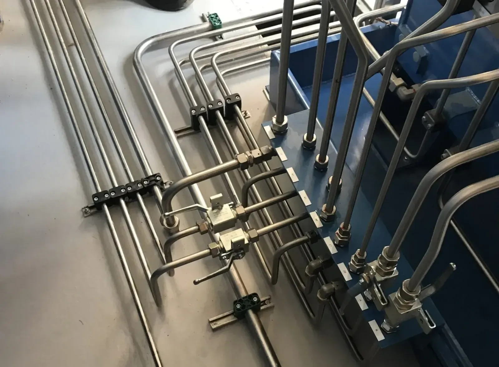 Montage av hydraulkomponenter i verkstaden