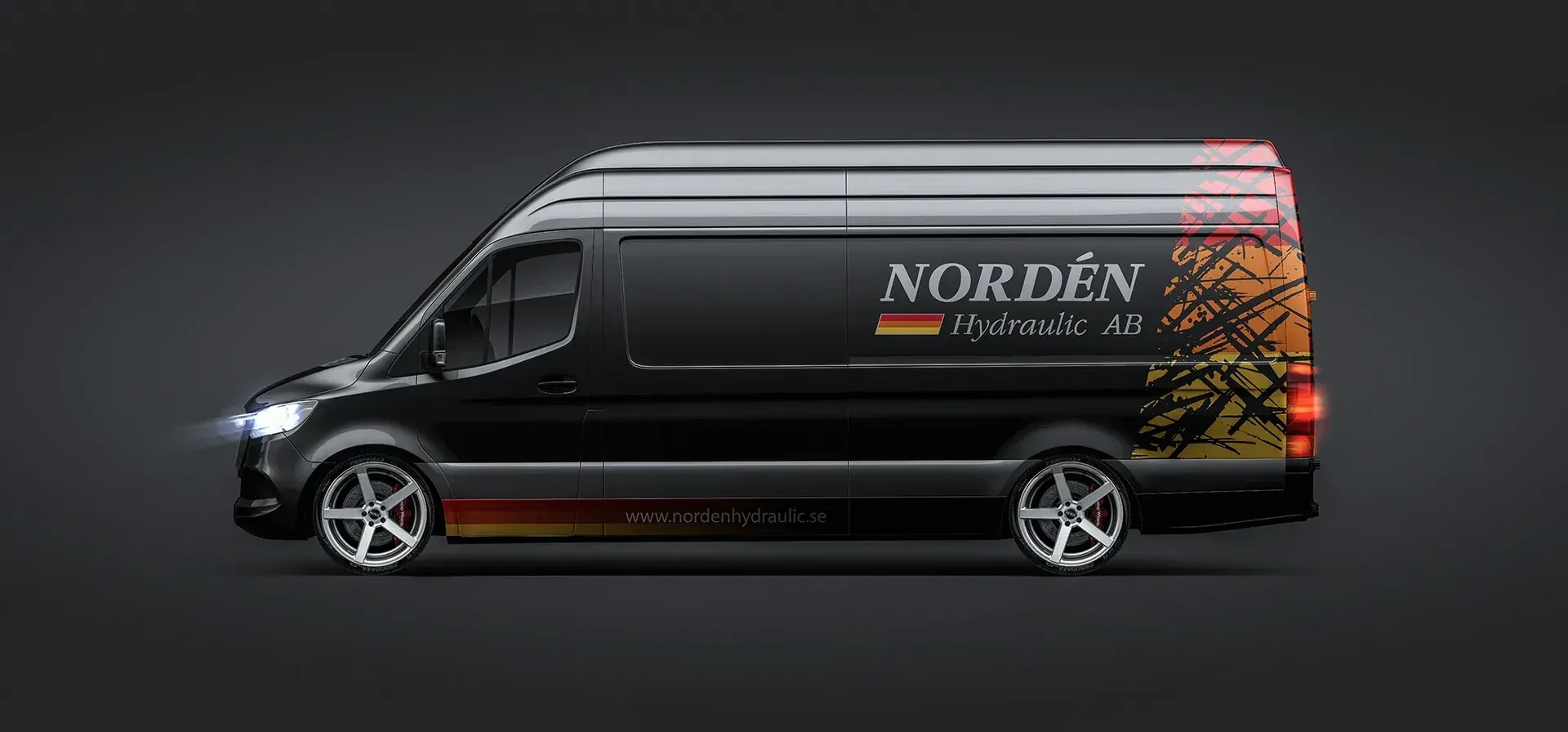 Servicebil för hydraulservice ute hos kund