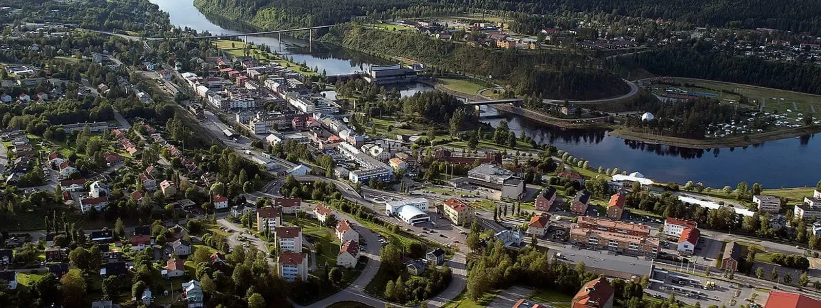 Sollefteå från luften, med Ångermanälven genom samhället